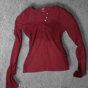 Gap henley top in burgundy